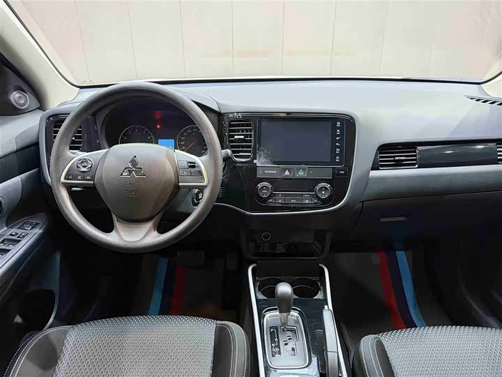 Photo 8 - Mitsubishi Outlander