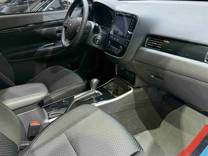 Photo 9 - Mitsubishi Outlander