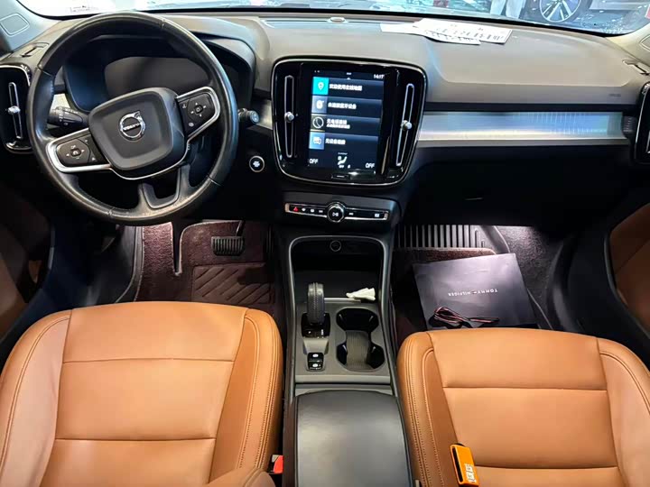 Фото 4 - Volvo XC40