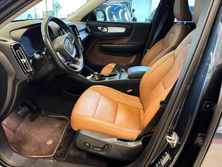 Фото 5 - Volvo XC40