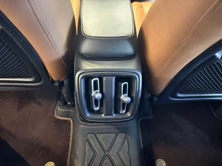 Фото 7 - Volvo XC40