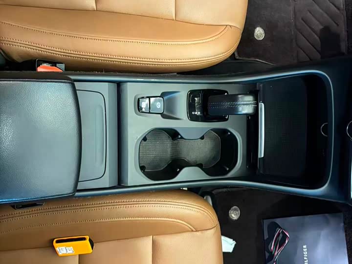 Фото 8 - Volvo XC40