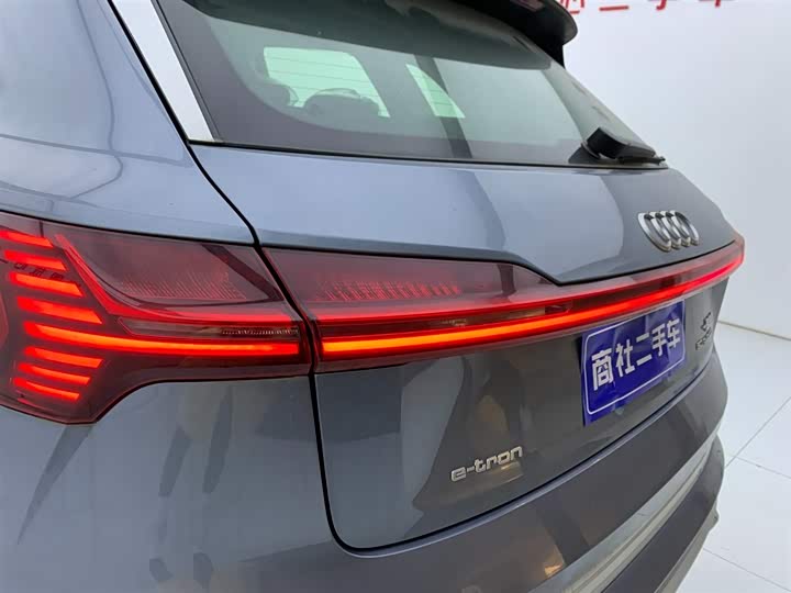 Фото 9 - Audi e-tron