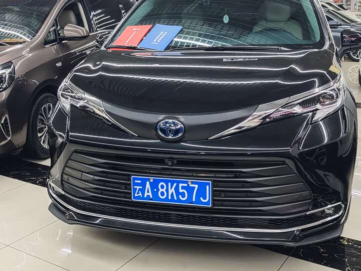 Photo 2 - Toyota Sienna