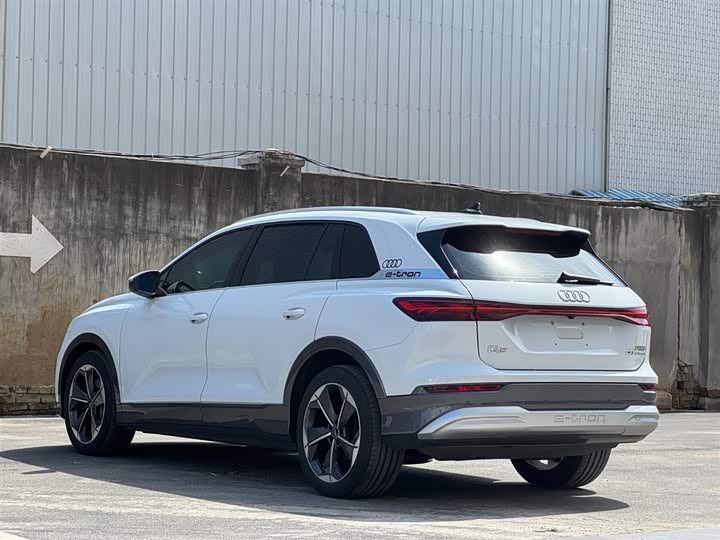 Фото 4 - Audi Q5 e-tron