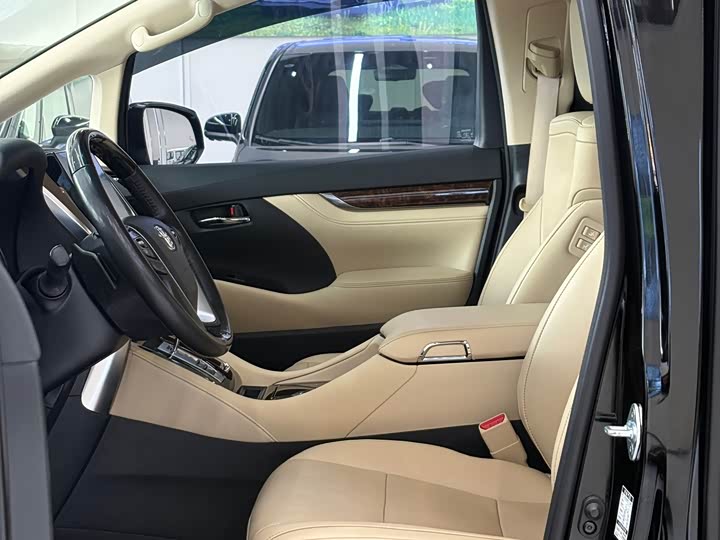 Photo 5 - Toyota Alphard