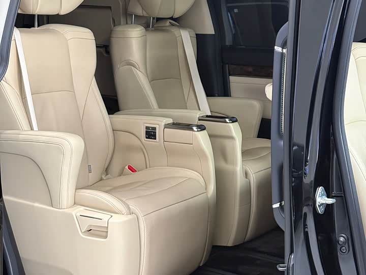 Photo 9 - Toyota Alphard