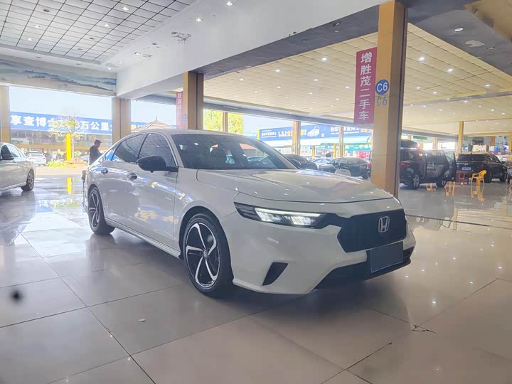 Фото 2 - Honda Inspire