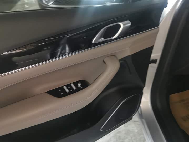 Фото 7 - Geely Atlas L