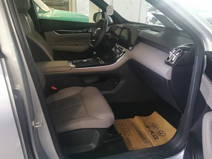 Фото 8 - Geely Atlas L