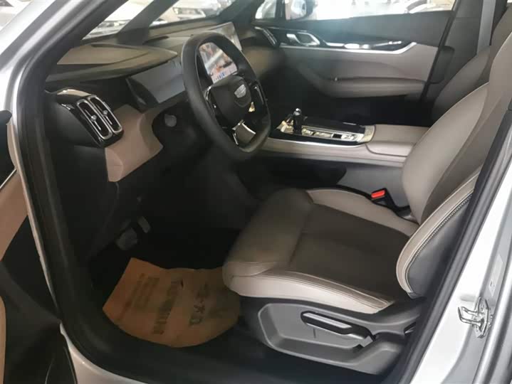 Фото 9 - Geely Atlas L