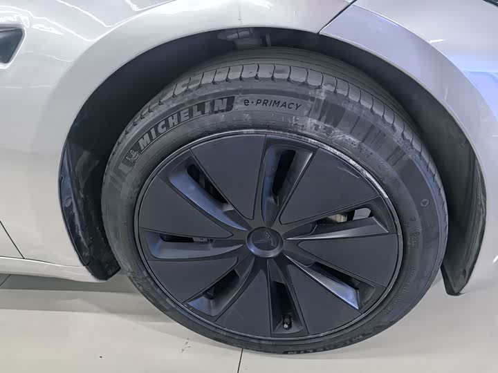 Фото 4 - Tesla Model 3