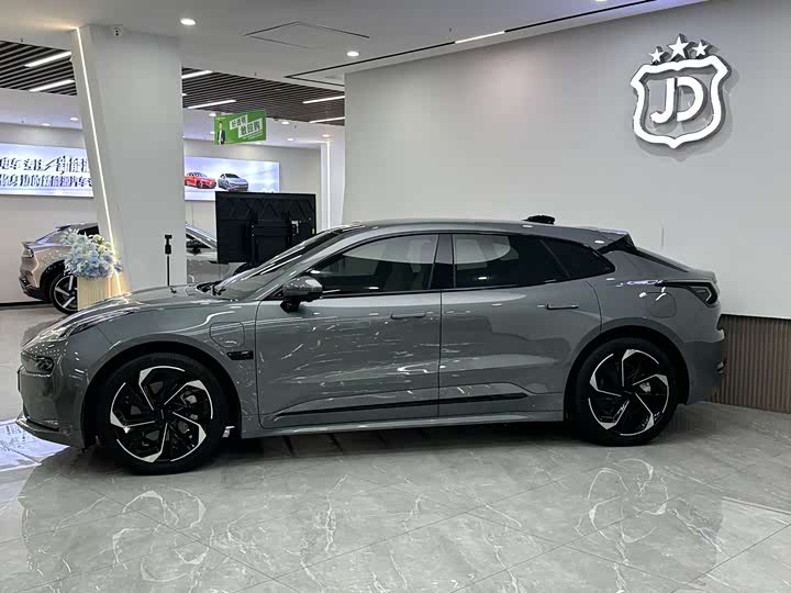 Фото 2 - Zeekr 001