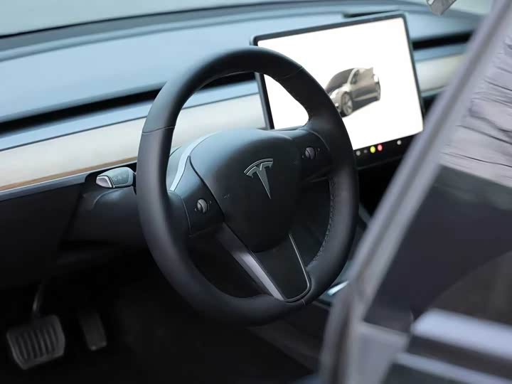 Фото 4 - Tesla Model 3