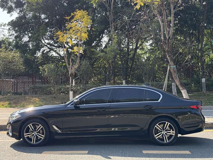 Photo 4 - BMW 5 Series