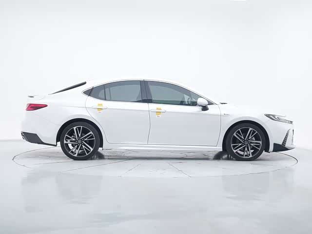 Фото 8 - Toyota Camry