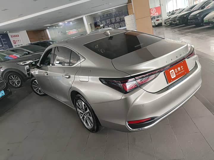 Photo 5 - Lexus ES