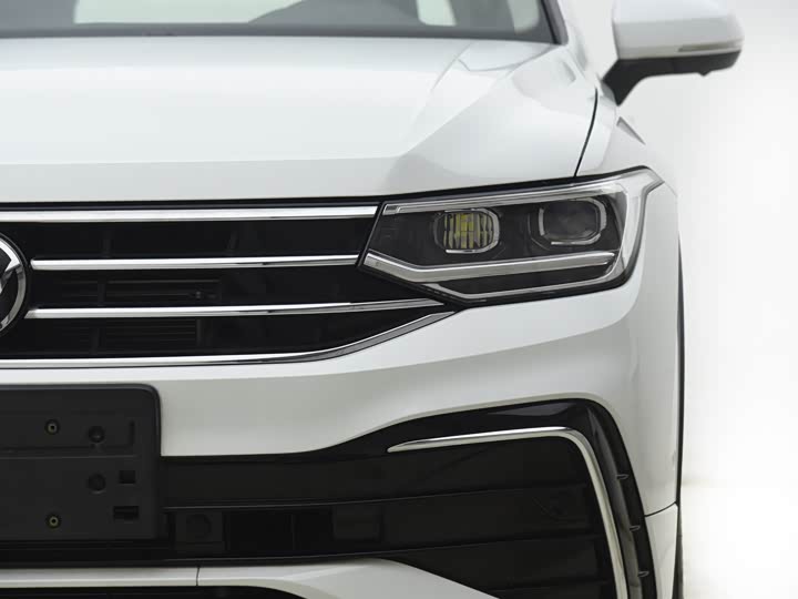 Photo 3 - Volkswagen Tiguan L Pro