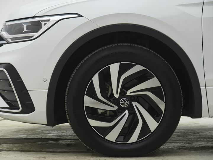 Photo 5 - Volkswagen Tiguan L Pro