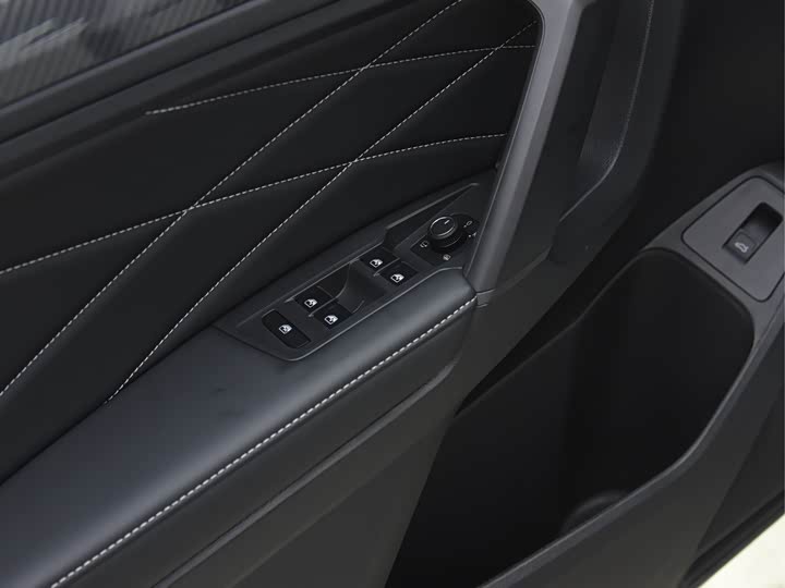 Photo 7 - Volkswagen Tiguan L Pro