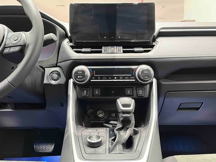 Фото 8 - Toyota RAV4