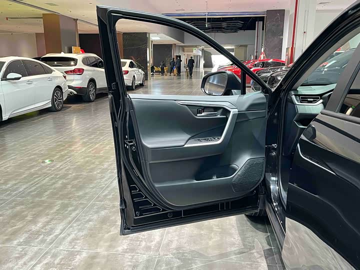 Фото 9 - Toyota RAV4