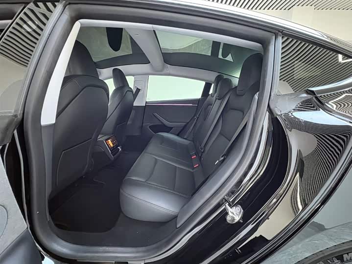 Фото 6 - Tesla Model 3