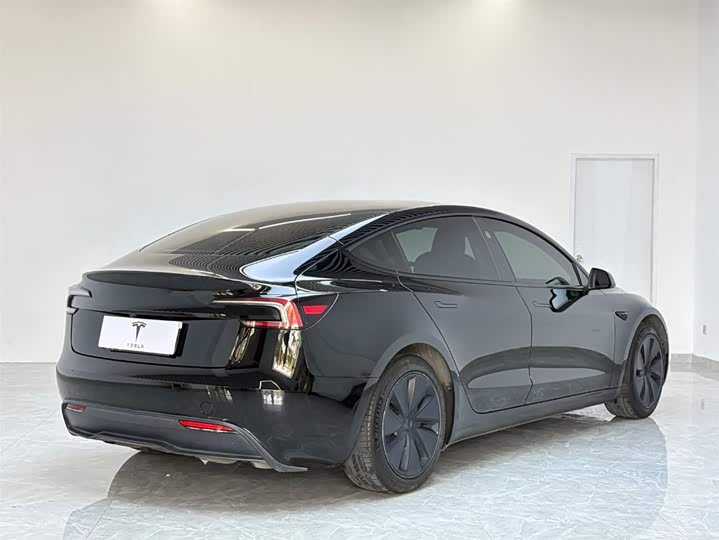 Фото 9 - Tesla Model 3