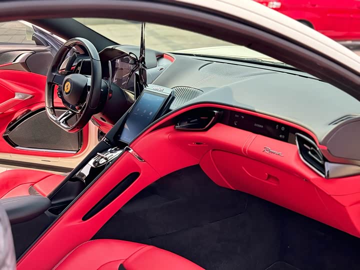 Фото 4 - Ferrari Roma