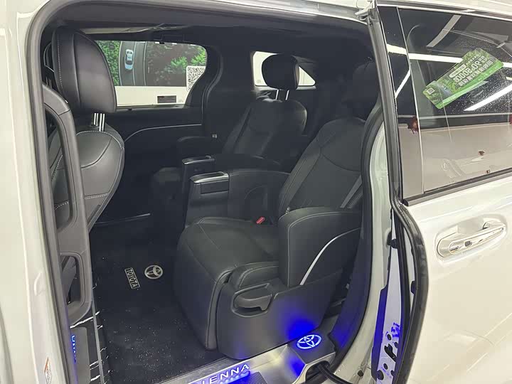 Фото 9 - Toyota Sienna