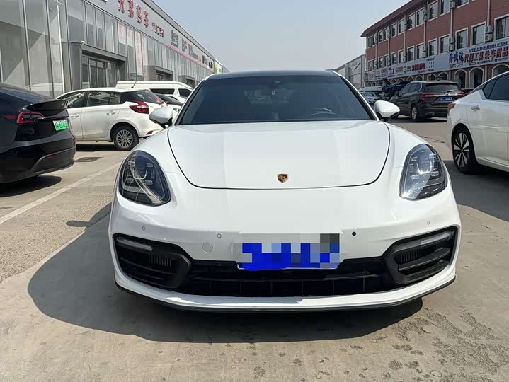 Photo 2 - Porsche Panamera