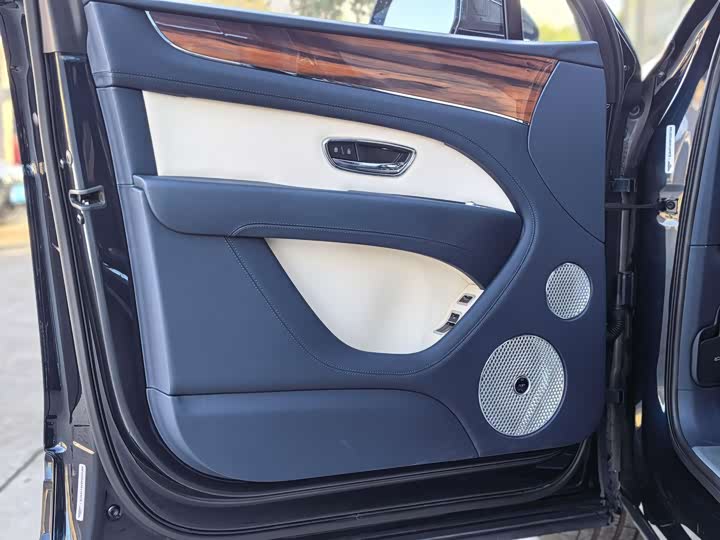 Фото 9 - Bentley Bentayga