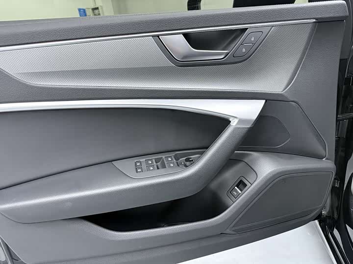 Фото 8 - Audi A6L