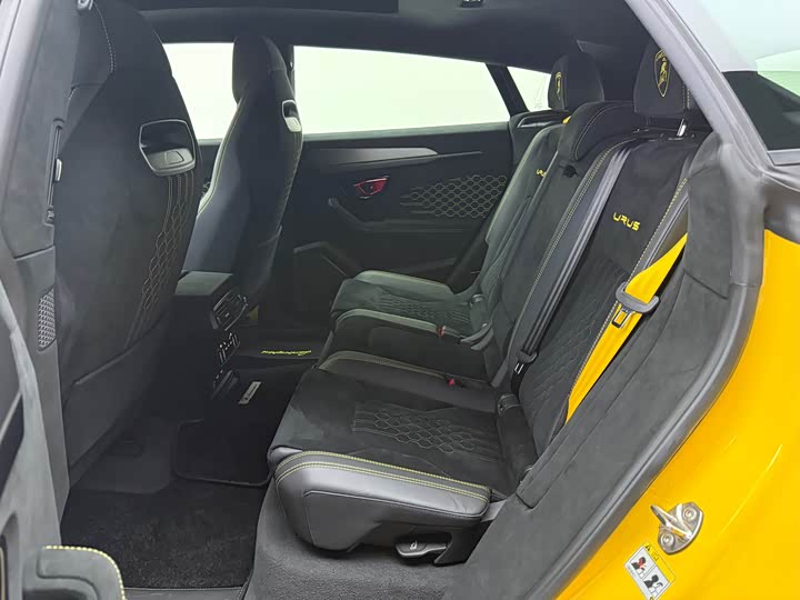 Фото 8 - Lamborghini Urus