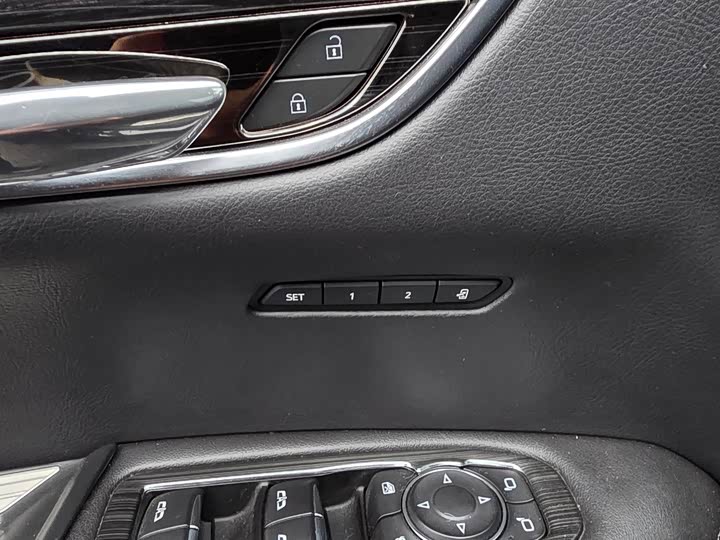 Фото 2 - Cadillac XT5