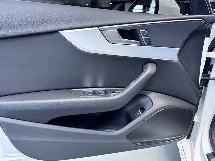 Фото 4 - Audi A4L