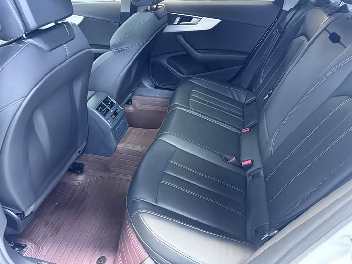 Фото 6 - Audi A4L