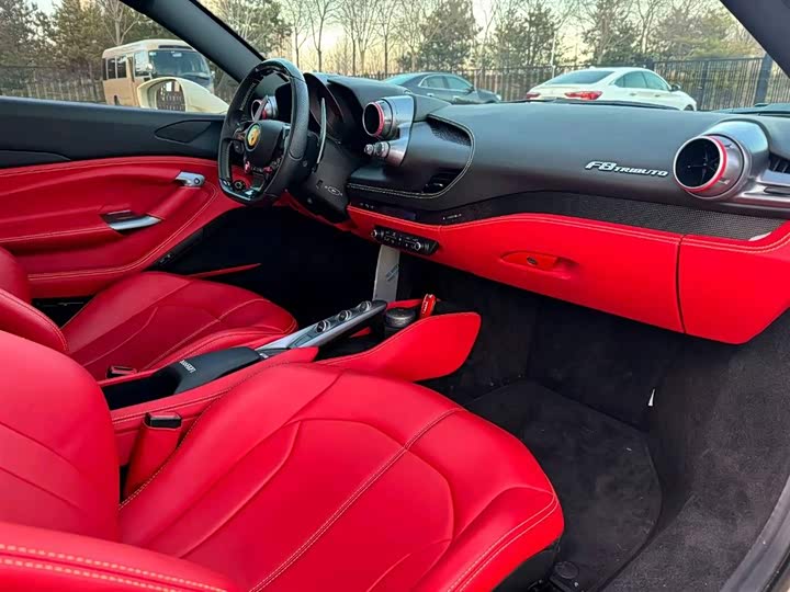 Фото 8 - Ferrari F8