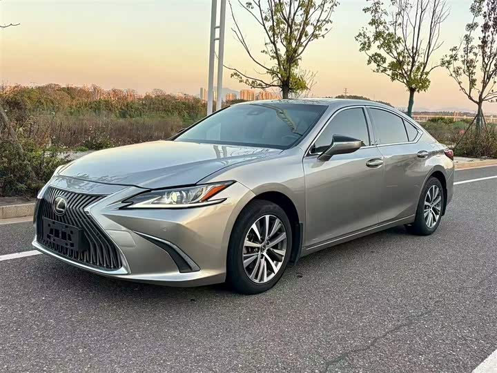 Фото 1 - Lexus ES