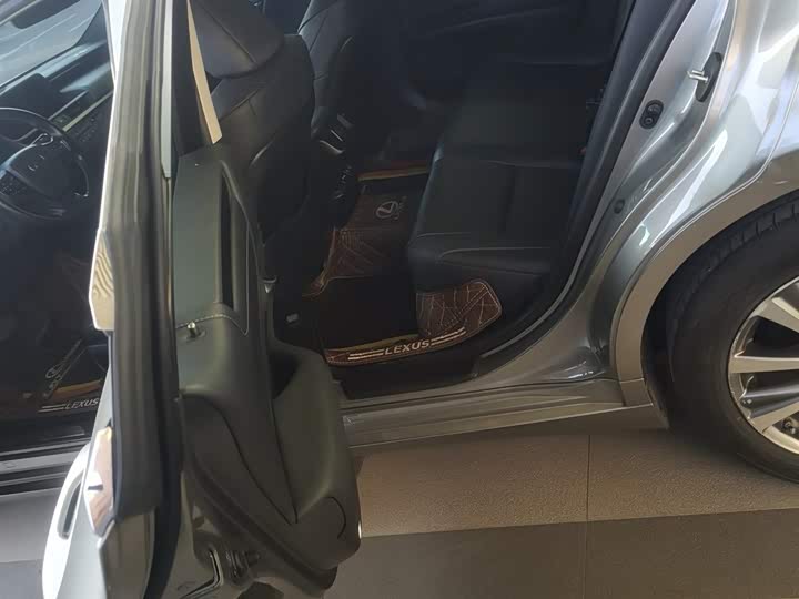 Фото 3 - Lexus ES