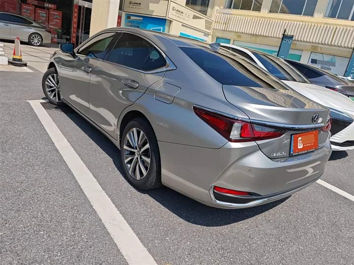 Фото 5 - Lexus ES