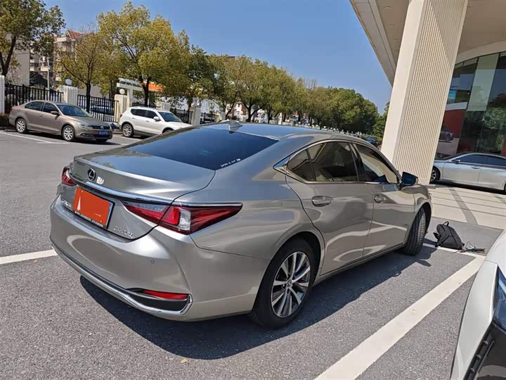 Фото 6 - Lexus ES