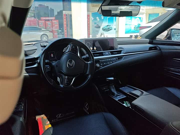 Фото 7 - Lexus ES