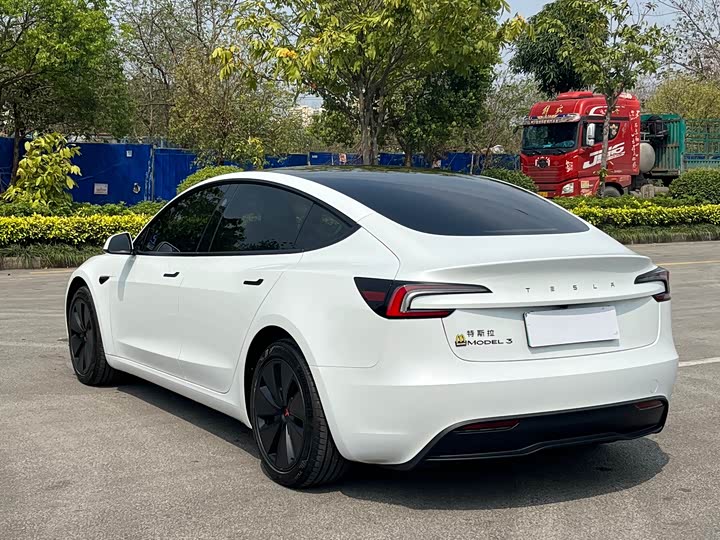 Фото 6 - Tesla Model 3