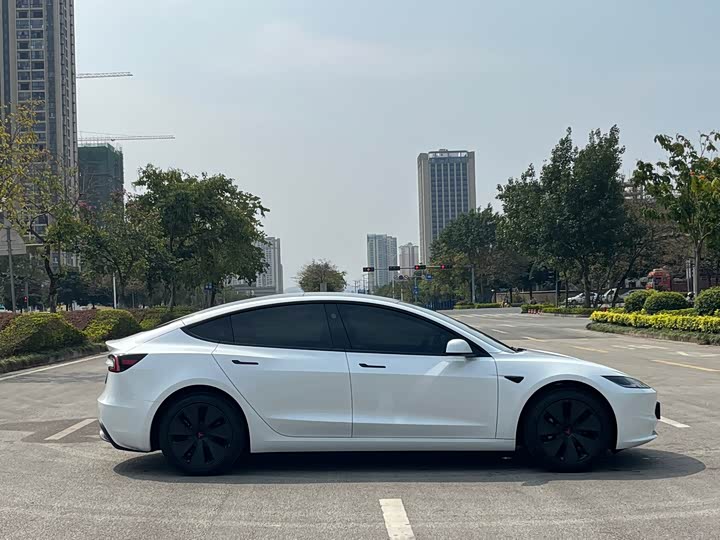 Фото 7 - Tesla Model 3