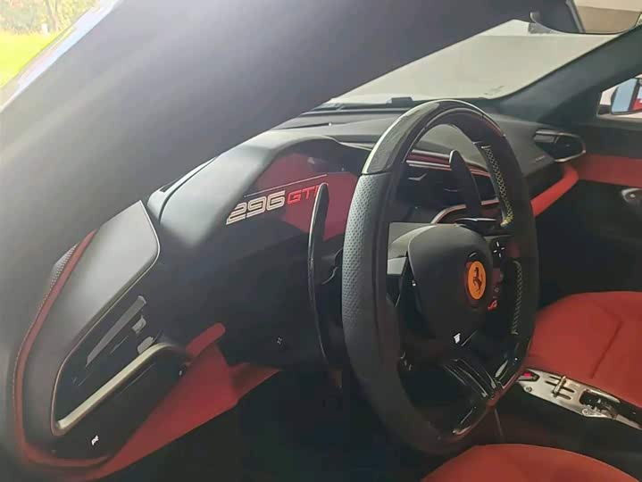 Photo 2 - Ferrari 296