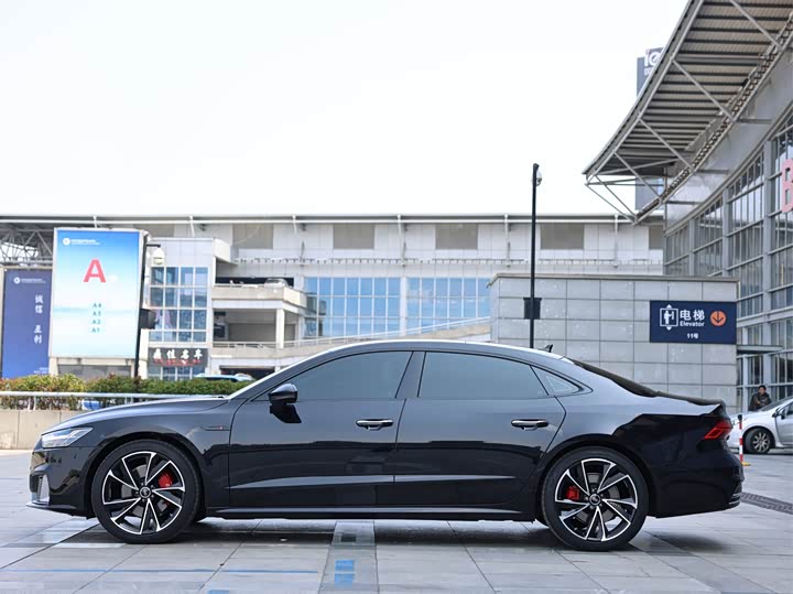 Фото 8 - Audi A7L