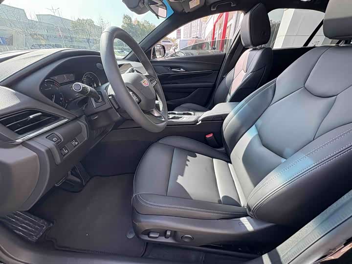 Фото 9 - Cadillac CT4