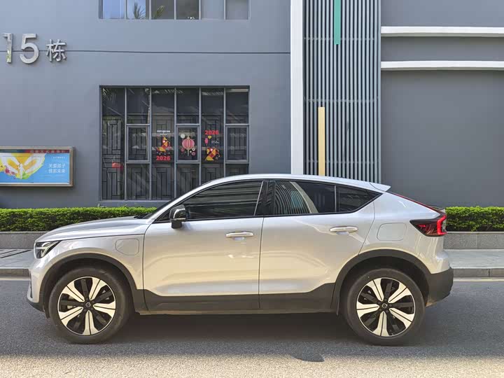 Photo 4 - Volvo XC40 EV