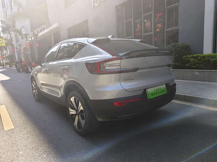 Photo 8 - Volvo XC40 EV